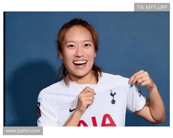 女足国脚唐佳丽机场合影启程亚洲杯征程期待为国争光展现风采